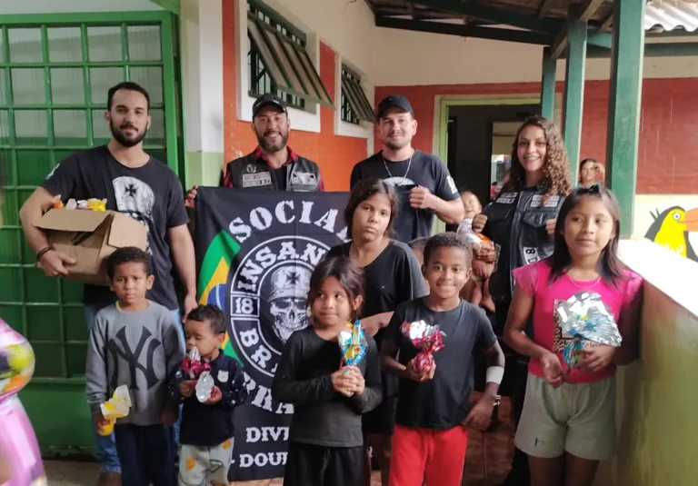 Moto Clube Insanos entrega chocolates para crianças na Missão Evangélica Caiuá